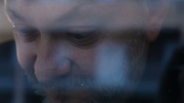 Düşünceli hayalifener olgun adam pencerede