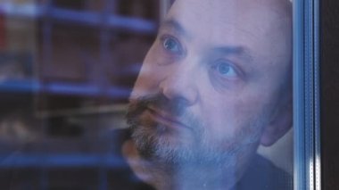 kameraya bakarak karanlıkta düşünceli olgun adam