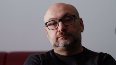 kameraya bakarak karanlıkta düşünceli olgun adam