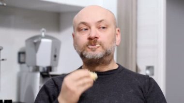 lezzetli bir pasta - kapalı ısırma komik olgun adam