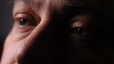 Üzgün olgun adamın gözlerini depresif. Yalnızlık, depresyon, üzüntü