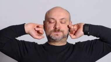 kulakları parmakları ile doldurur komik ve esprili adam