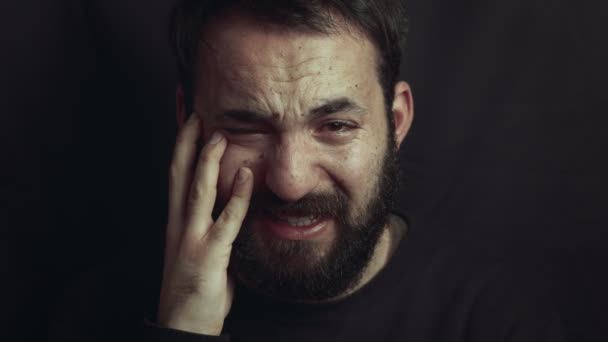 Close Jonge Latijns Man Huilen Het Donker Verdriet Depressie — Stockvideo