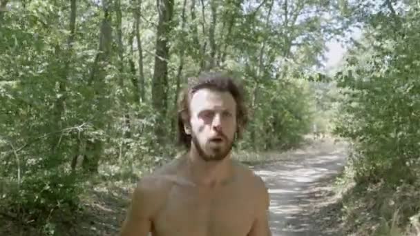 Uomo Attraente Corre Attraverso Foresta Natura — Video Stock