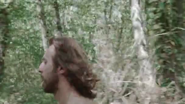 Hombre Atractivo Corre Través Del Bosque Naturaleza — Vídeo de stock