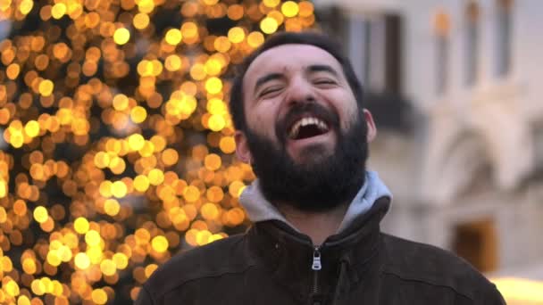 Alegría Navidad Hombre Atractivo Ríe Mirando Camera Aire Libre — Vídeos de Stock