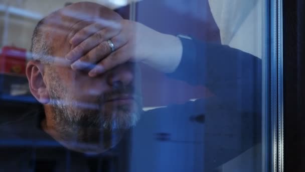 Nachdenklich Besorgter Mann Fenster Ängste Sorgen Probleme — Stockvideo