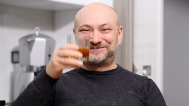 Buon Uomo Divertente Che Beve Birra Divertimento Simpatia Commedia — Video Stock