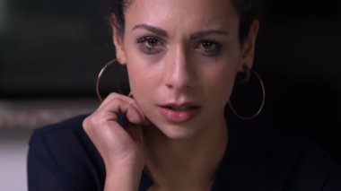 depresif genç güzel kadın çığlıkları.