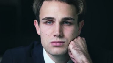 depresif genç güzel adam. Depresyon, kırıklık, üzüntü