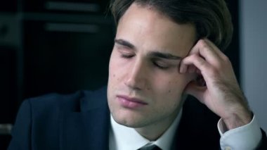 depresif genç güzel adam. Depresyon, kırıklık, üzüntü