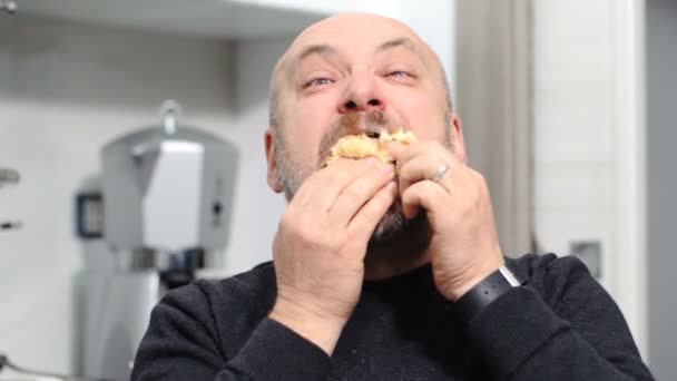 Joking Mature Man Eating Christmas Cake Jokes Comedy Laughter — Stock Video