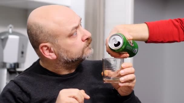 幸せな面白い男がビールを飲みます 楽しい コメディ — ストック動画