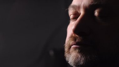 Torna ve onları açarak kapalı gözlerle kel adam üzerinde Kapat