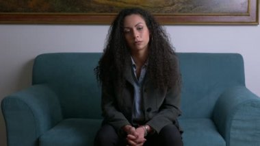 Sofa.Problems üzerinde oturan düşünceli üzgün çekici kadın endişelendiriyor