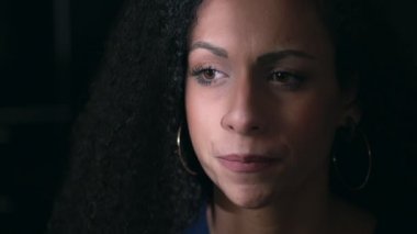 depresif genç güzel kadın çığlıkları.