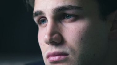 depresif genç güzel adam. Depresyon, kırıklık, üzüntü