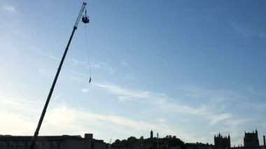 yüksek vinç günbatımında limanda - Bristol, İngiltere'de çalışma