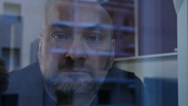 Gros Plan Sur Pensive Rêvant Homme Mûr Derrière Vitre Fenêtre — Video