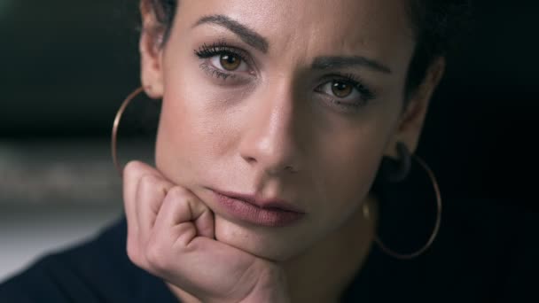 Pensivo Triste Mulher Negócios Elegante Bonita Olhando Para Câmera Close — Vídeo de Stock