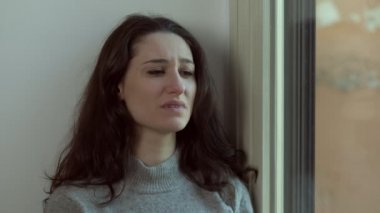 Toplantı ve sarılma iki genç Afro-Amerikan erkek