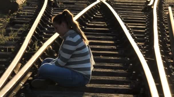 Suicide Dépression Jeune Femme Couchée Sur Les Rails Train — Video