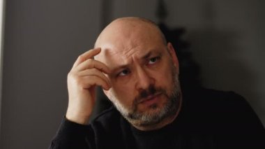 yansıtan, akıl kendini ile gesticulate. Yalnız adam gesticulating yansıtır 