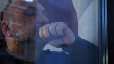 pencere kapanışında üzgün dalgın kel adam kadar