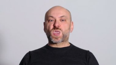 komik ve komik adam komik yüz kameraya yapıyor.