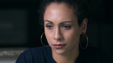 depresif genç güzel kadın çığlıkları.