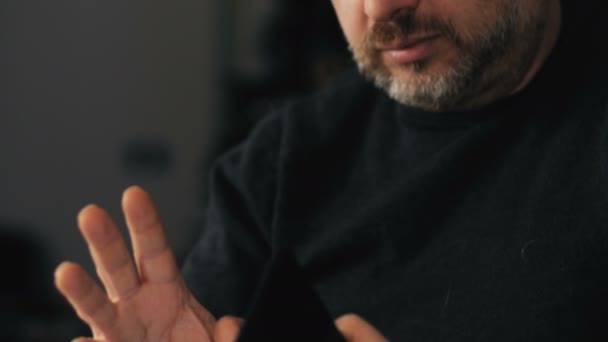 Reifer Mann Mit Handy Der Hand Macht Konzentriert Berechnungen — Stockvideo