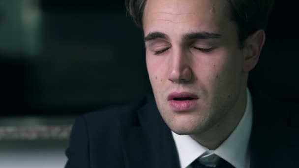 Depresif Genç Güzel Adam Depresyon Kırıklık Üzüntü — Stok video