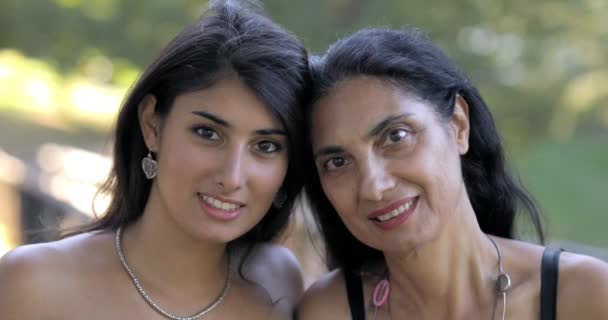 Οικογενειακό Πορτρέτο Γενιές Σύγκριση Μητέρα Και Κόρη Χαμογελώντας Φωτογραφικών Μηχανών — Αρχείο Βίντεο