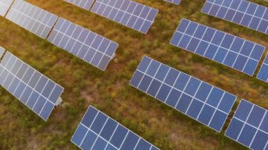 Rüzgar türbini elektrik üretiyor