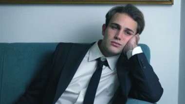 depresif genç güzel adam. Depresyon, kırıklık, üzüntü