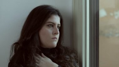 Vasıl belgili tanımlık pencere - düşünceli endişeli genç kadın portre 