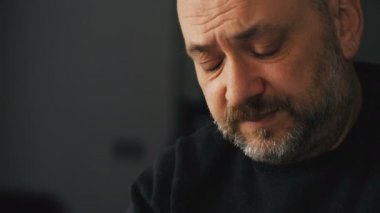 ekonomik kriz. Olgun adam üzgün ve endişeli house faturaları hakkında