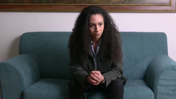 Dalgın Endişeli Genç Kadını Düşünme Portre — Stok video