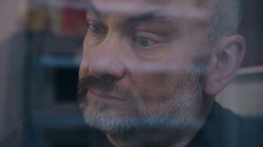 üzgün endişeli olgun adam penceresinin - arkasına yakın çekim 