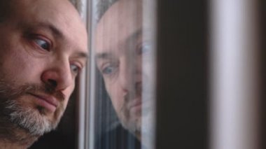 Üzgün depresif olgun adam pencereden. Boşanma, yalnızlık, depresyon