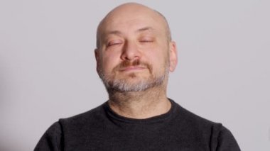  mutlu adam baş parmak işareti yapar. İyimserlik, kazanan,