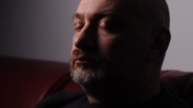 Torna ve onları açarak kapalı gözler ile kel adam