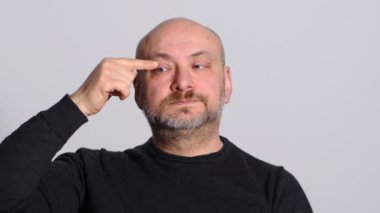 Gözleri kamera önünde komik olgun adam çalış