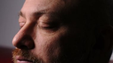 Torna ve kameraya bakarak üzgün dalgın adam. üzgün bakışları