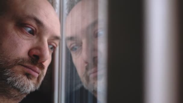 Smutny Depresja Dojrzały Człowiek Przy Oknie Rozwód Samotność Depresja — Wideo stockowe