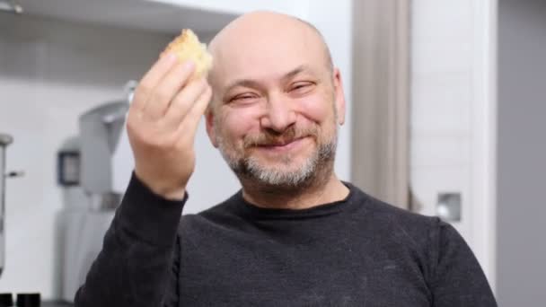 Homem Cómico Engraçado Comer Bolo Natal Piadas Felicidade Diversão — Vídeo de Stock