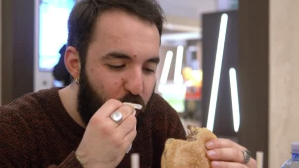 Hunger Mahlzeiten Fast Food Ein Hungriger Mann Beißt Einen Burger — Stockvideo