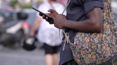 iletişim, teknoloji-siyah adam türleri üzerinde cep telefonu sokak-yavaş hareket