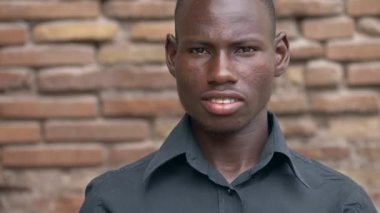 Genç siyah adam yapma thumbs up - açık gülümseyen