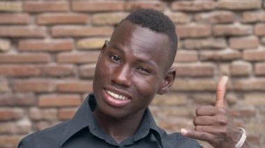 Afrika siyah adam için kamera telefon iz yapma gülümseyen